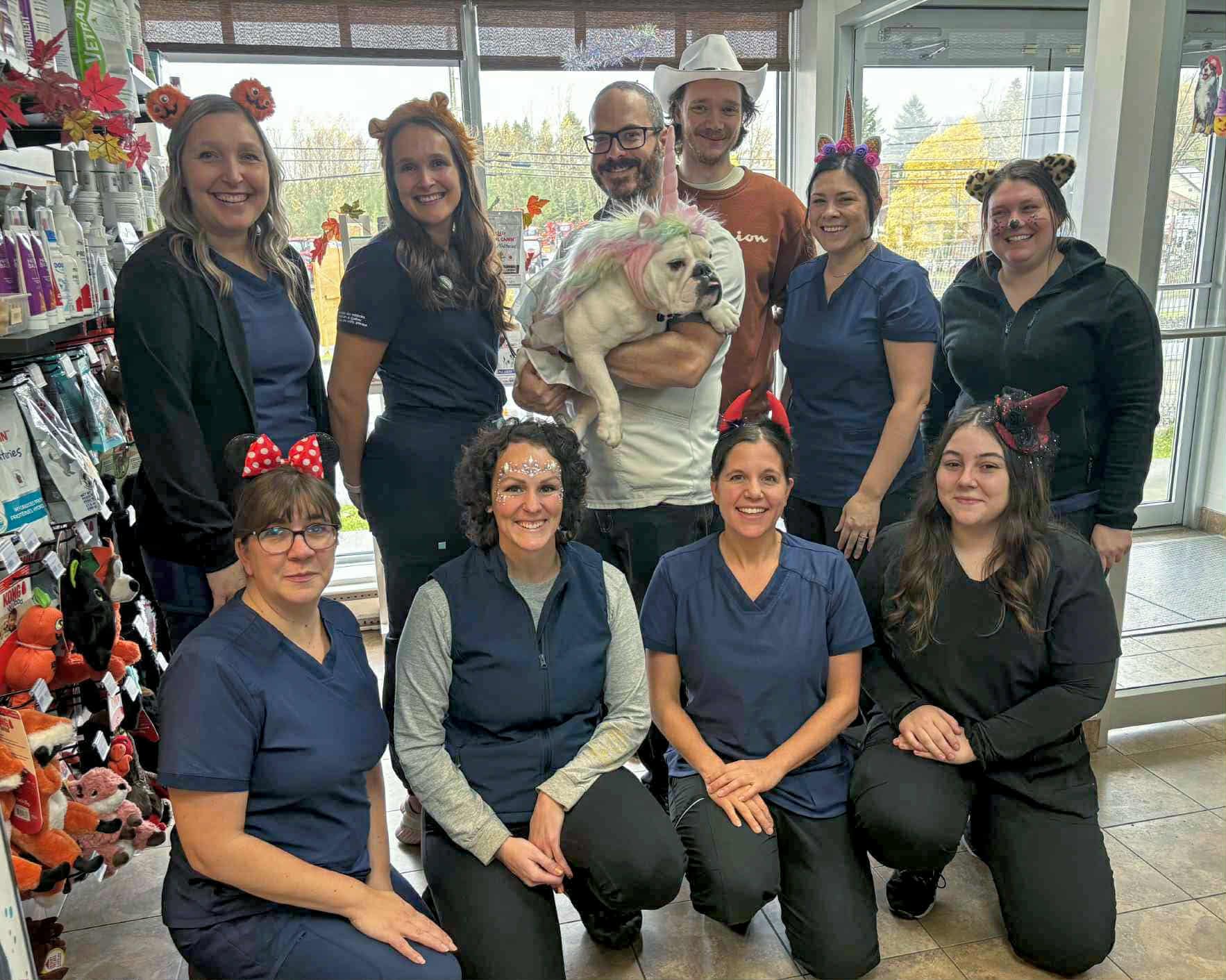 L'équipe de la Clinique Vétérinaire de Coaticook en costume d'Halloween