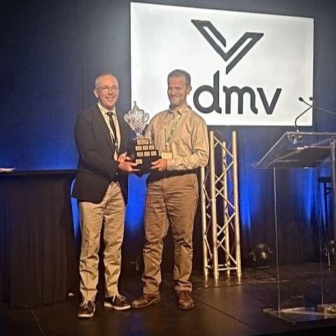 Dr Vincent Caldwell recevant le prix Jos-Bélanger