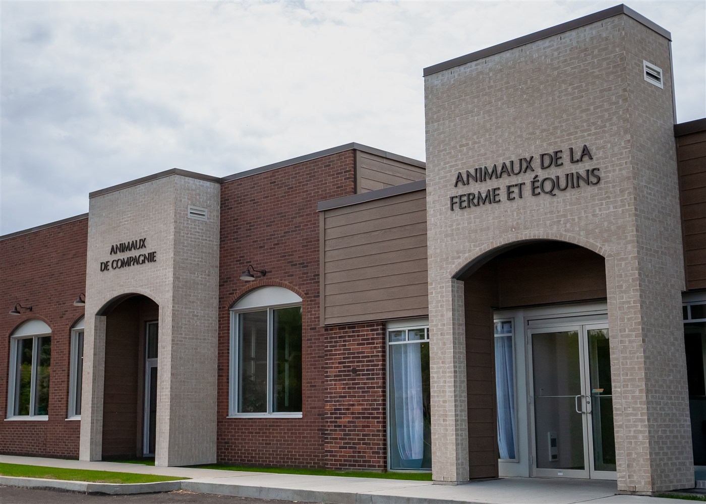 Façade extérieure de la Clinique Vétérinaire de Coaticook après l'agrandissement de 2026